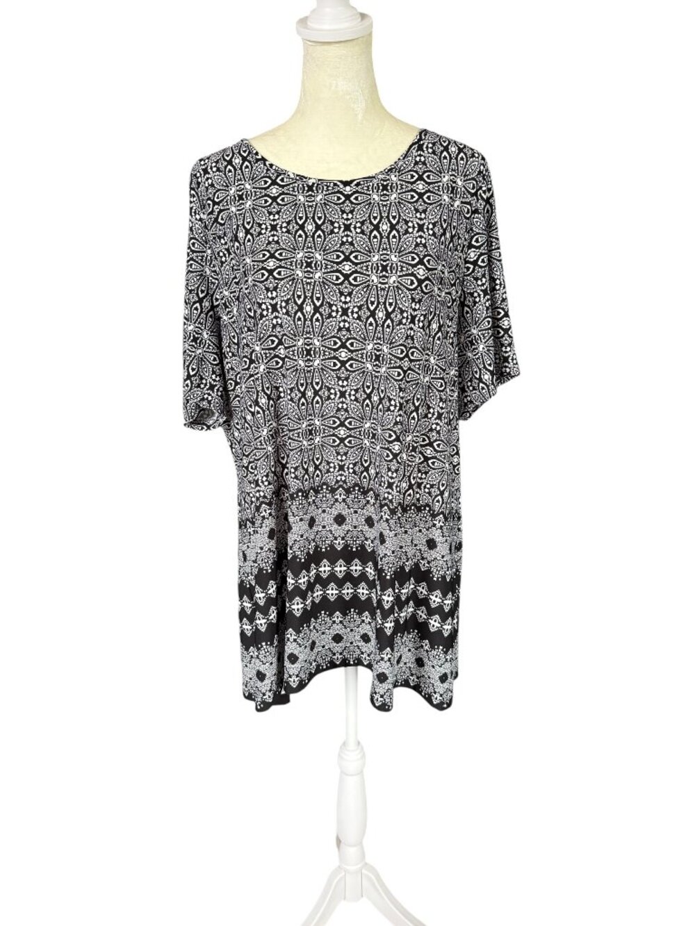 CJ Banks women's 1X black and white floral patterned short sleeve tunic top